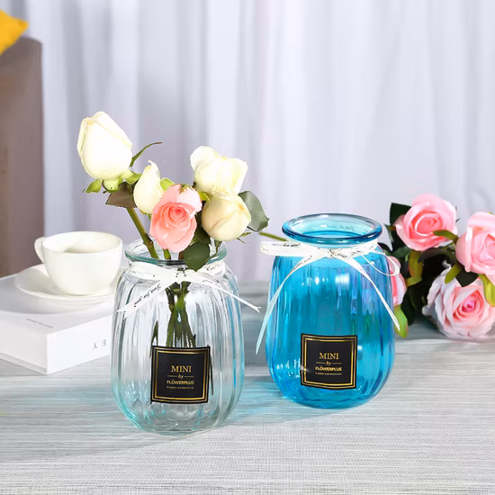 Vaso in vetro a strisce di grazia a bocca larga di dimensioni diverse di colore all'ingrosso per la decorazione di nozze